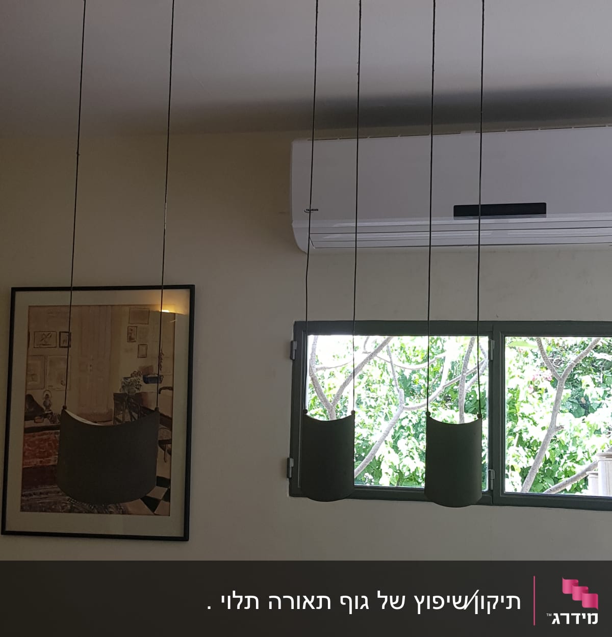 מנורות תלויות מהתקרה עם חוטים חשמליים